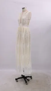 Elegantes weißes SpitzenMaxikleid mit tiefem V-Ausschnitt und filigraner Blumenstickerei.