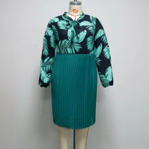 Detailansicht von Damen Langarm Tropen Print Plissee Kleid mit elegantem Schleifenkragen.