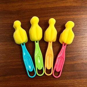 Juego de 4 cepillos de limpieza para biberones y tetinas de bebé con esponja y mango.