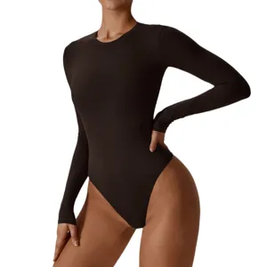 Vista dettagliata del body aderente a maniche lunghe scuro, perfetto per danza e yoga.