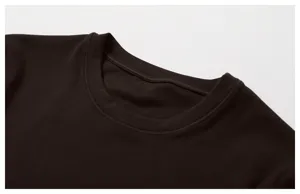 Primo piano dettagliato del collo rotondo a manica lunga e tessuto elastico del body.