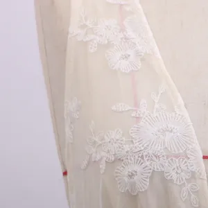 Weißes europäisches Spitzenkleid mit tiefem V-Ausschnitt und exquisitem Stickerei-Netzstoff-Design.