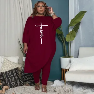 Conjunto elegante de top asimétrico y pantalón con estampado gráfico para moda femenina.