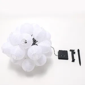 Outdoor Solar LED Lichterkette mit weißen Stofflaternen für Garten und Weihnachtsdeko.