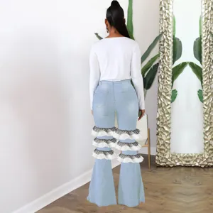 Jean denim évasé taille haute couleur contrastée légèrement extensible avec volants.