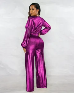 Vue détaillée d'une combinaison longue à jambes larges métallisée violette brillante.