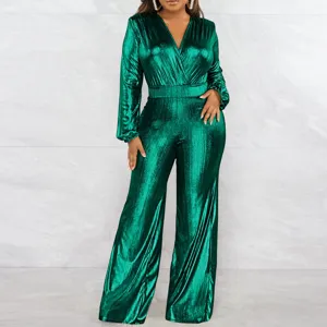 Détail de la combinaison pantalon longue verte en velours métallisé avec col en V.