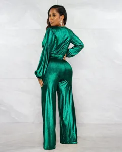 Combinaison pantalon large métallisée vert émeraude à manches longues et col V sexy.