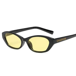 Modische schwarze Sonnenbrille mit gelben Gläsern für Damen, perfekt für Streetstyle.