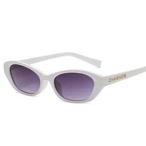 Modische weiße Katzenauge-Sonnenbrille mit violetten Farbverlaufsgläsern für Damen.