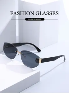 Primer plano de gafas de sol poligonales sin montura de moda con lentes oscuras y detalles dorados.