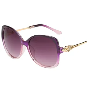 Grosse farbverlauf violett damen sonnenbrille mit goldenen metallbugeln und kristallen.