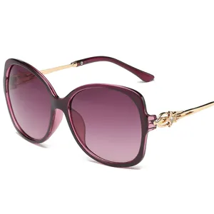 Damen große Rahmen Vintage Sonnenbrille mit Farbverlauf Gläsern und Strass Stern Bügel.