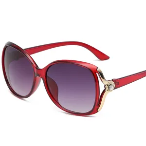 Modische Oversized-Sonnenbrille mit Farbverlauf und Strassblumen-Details für Damen.