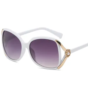Classic fashion women camellia sunglasses with large round frame and gradient lenses.