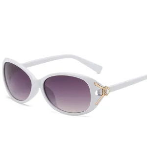 Stilvolle Damen Sonnenbrille mit weißem ovalen Gestell und funkelnden Strassblumen.