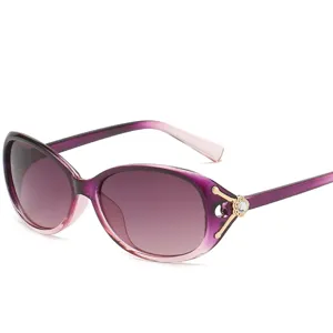Modische Damen Verlaufs-Sonnenbrille mit schicken Strass Metallbügeln und UV Schutz.