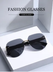 Gafas de sol sin montura de moda con lentes oscuras irregulares para un estilo urbano y casual.