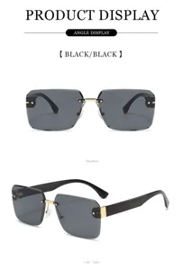 Lunettes de soleil carrées et sans monture pour femme avec pont doré et verres foncés.