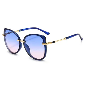 Occhiali da sole eleganti da donna con lenti sfumate blu e montatura in metallo chic.