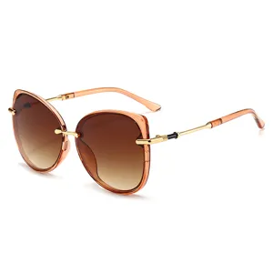 Occhiali da sole alla moda da donna con lenti sfumate e aste in metallo per un look chic.