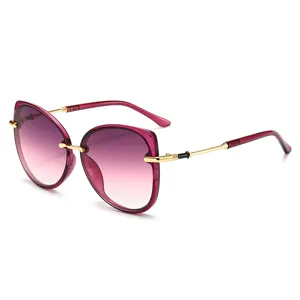 Occhiali da sole alla moda da donna con lenti sfumate e aste in metallo per un look chic.