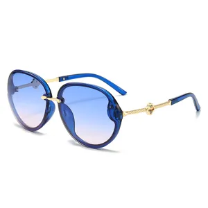 Gafas de sol oversize mujer azul degradado elegante, montura dorada tendencia chic.