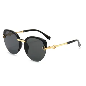 Modische Retro-Sonnenbrille mit großer Halbrahmenfassung, schwarzen Gläsern und goldenen Bügeln.