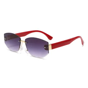 Gafas de sol sin montura degradadas con patillas rojas para un look urbano y moderno.