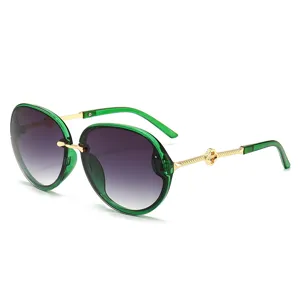 Gafas de sol ovales verdes para mujer con lentes degradadas y detalles de trébol vista principal.