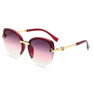 Elegante rote Farbverlauf Sonnenbrille mit goldenen Metallbuegeln und modischem Design.