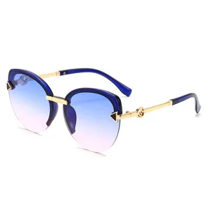 Modische Damen Sonnenbrille mit blauem Farbverlauf und luxuriösen goldenen Bügeln.