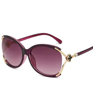 Chics lunettes de soleil oversize femme avec beaux verres dégradés et strass trèfle.