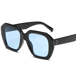 Grosse schwarze Sonnenbrille mit hellblauen Gläsern und stilvollen dreifachen Nieten.