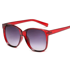 Modische rote Sonnenbrille mit Farbverlaufgläsern für Sonnenschutz und den Alltag.