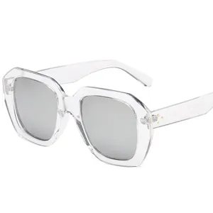 Transparente Oversize-Sonnenbrille mit silbernen Spiegelgläsern und stilvollem Design.