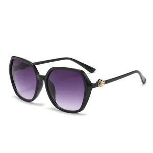 Modische polygonale Sonnenbrille für Damen mit eleganten Farbverlaufsgläsern und Bügel.