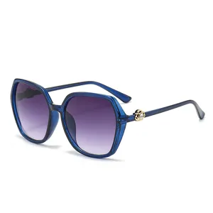 Modische Damen Quadratische Sonnenbrille mit Farbverlauf Gläsern elegante Streetwear Hauptbild.