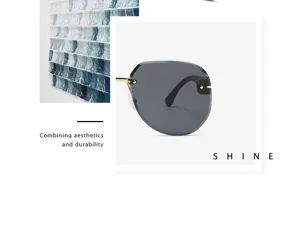 Vista detallada de gafas de sol sin montura elegantes con lentes degradadas.
