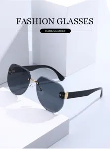 Gafas de sol sin montura de moda con lentes oscuras irregulares y detalles dorados.