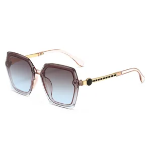 Damen große quadratische Sonnenbrille mit Farbverlauf und stylischen Metallbügeln UV-Schutz.