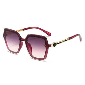 Damen große quadratische Sonnenbrille mit Farbverlauf und Metallbügeln für schicken Streetstyle.