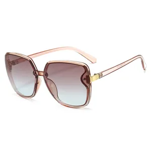 Gafas de sol oversize elegantes con lentes degradadas, montura transparente y detalles.