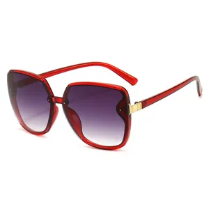 Gafas de sol oversize de moda para mujer y hombre con montura roja y lentes degradadas.