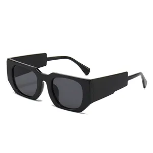 Modische unregelmäßige quadratische Sonnenbrille mit dicken Bügeln, schwarzer Retrorahmen.
