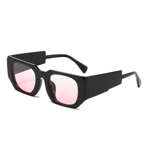 Modische übergroße geometrische Sonnenbrille mit rosa Gläsern und breiten Bügeln.
