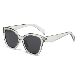 Stilvolle transparente graue Cat-Eye-Sonnenbrille mit dunklen UV-Schutz-Gläsern für Damen.
