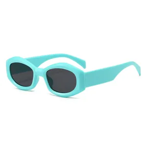 Klobige ovale Sonnenbrille in stilvoller Jelly-Turkis-Farbe, perfekte Mode-Brillenwahl.