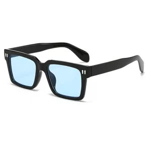 Occhiali da sole quadrati alla moda da donna e uomo, montatura nera con lenti azzurre.