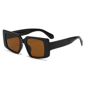 Occhiali da sole quadrati alla moda per donna e uomo, montatura nera vintage elegante.